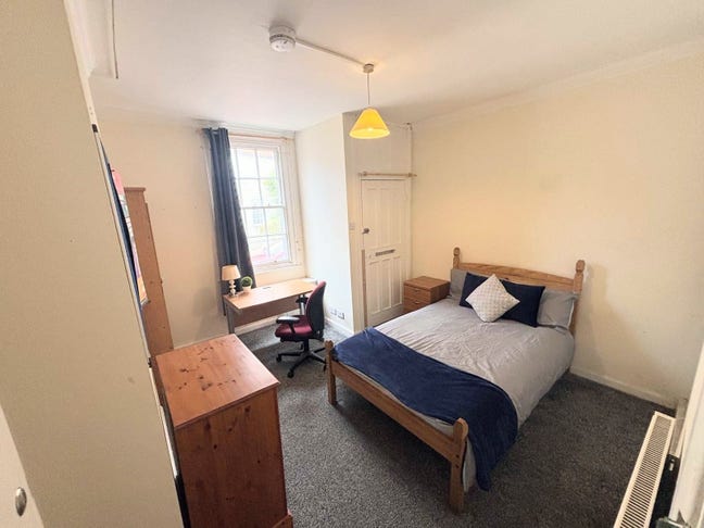 Spacious double bedroom, prime Location &pound;390pcm Main Photo