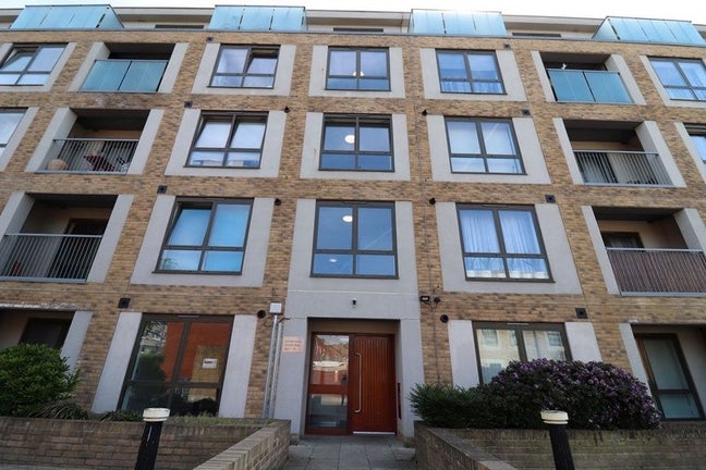 Bright Double with Balcony – 10min walk to station Main Photo