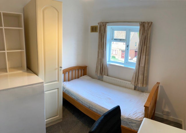 Bedroom in 4 bed student house  Main Photo