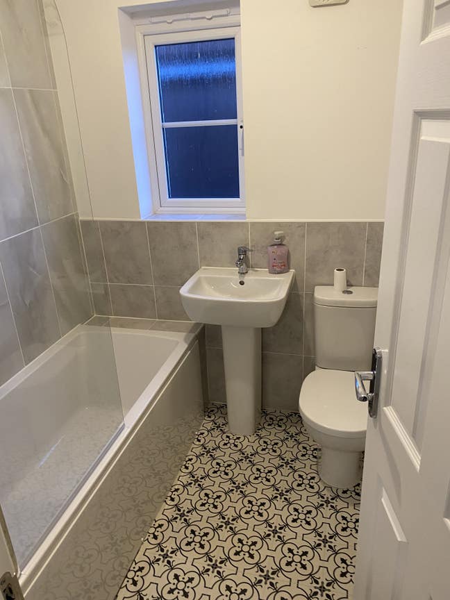 Good size room with double wardrobe in modern home Main Photo