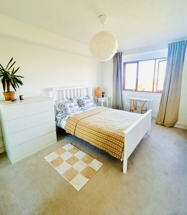 Spacious double bedroom with a view, from 1 month Main Photo