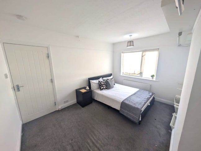 **🏠 LARGE En Suite Room - All Bills Included! Main Photo