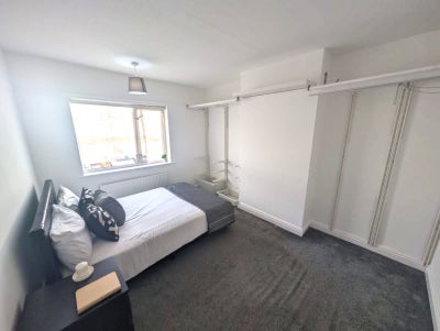 **🏠 LARGE En Suite Room - All Bills Included! Main Photo