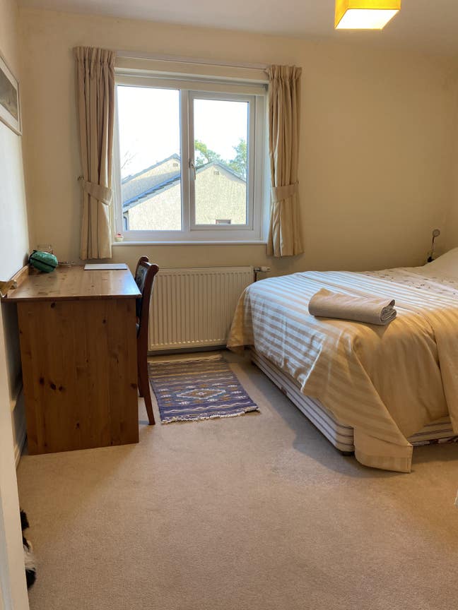 Double bed, desk etc for single person Main Photo