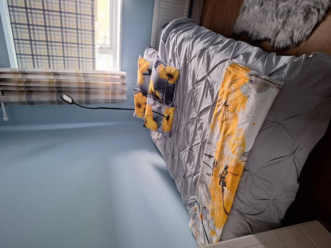 Lovely bedroom in modern flat Main Photo