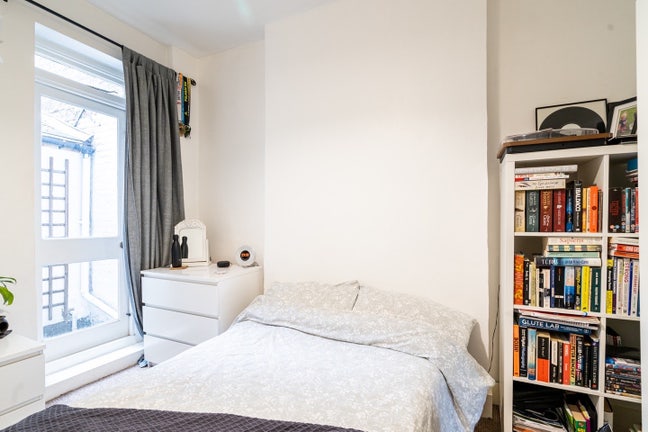 Spacious double bedroom  Main Photo