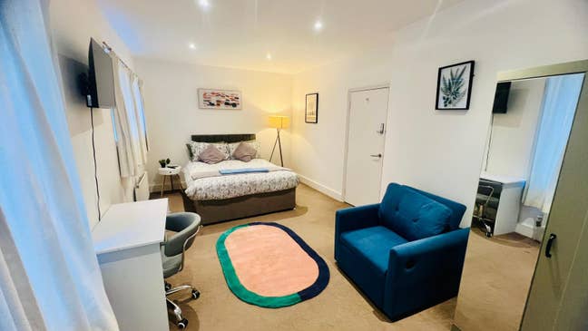 Modern 2 Bed Flat with Terrace, Mile End Main Photo