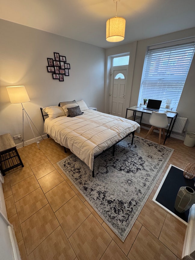 Spacious Rooms available*Newly Furnished* Main Photo