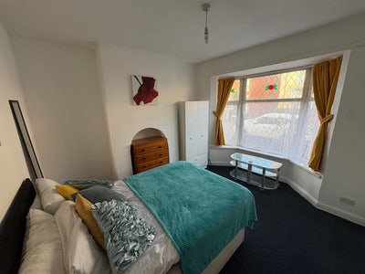 Complete by  1/4 to get &pound;50 off 1st months rent Main Photo