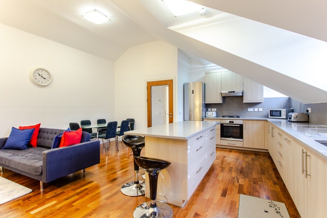 ** Cosey Double Room In Kew Gardens ** Main Photo