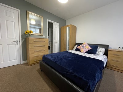Spacious Double Ensuite room I All bills Inc  Main Photo