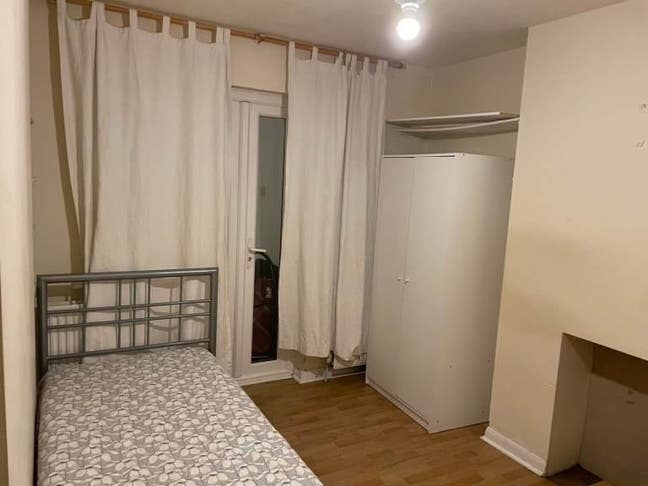 Double room is available for rent in - CR4 1SG Main Photo