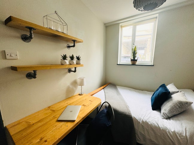 Clarendon Road- 2 min walk from Hove station! Main Photo