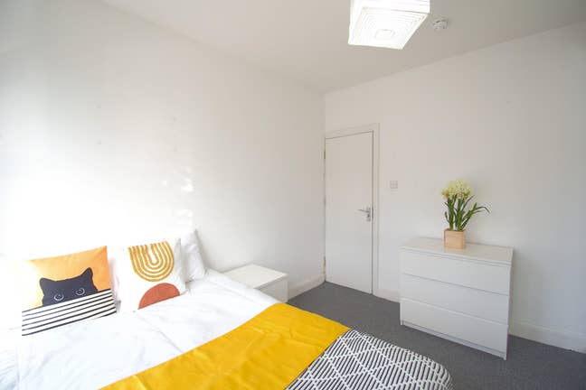 2 Double in the same property  !   W12  Main Photo