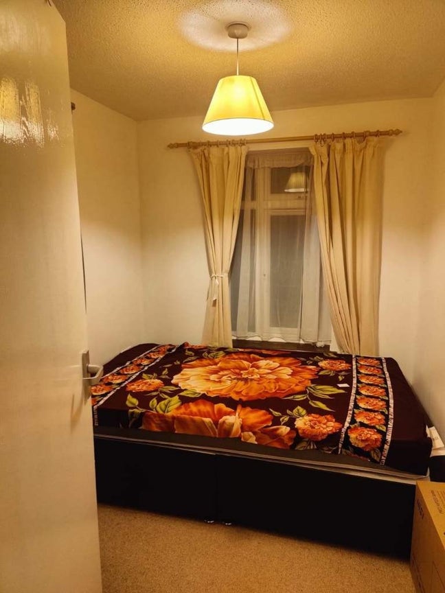 Double room is available for rent in IG7  Main Photo