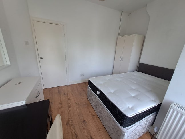 1 Double Room Available NOW - Cricklewood Main Photo