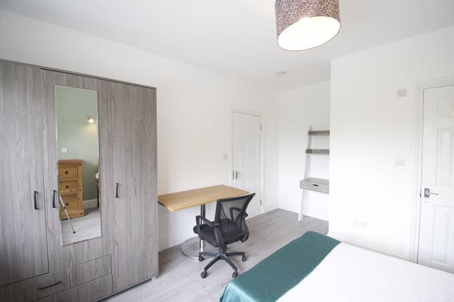 En suite Close to Central line !  Main Photo