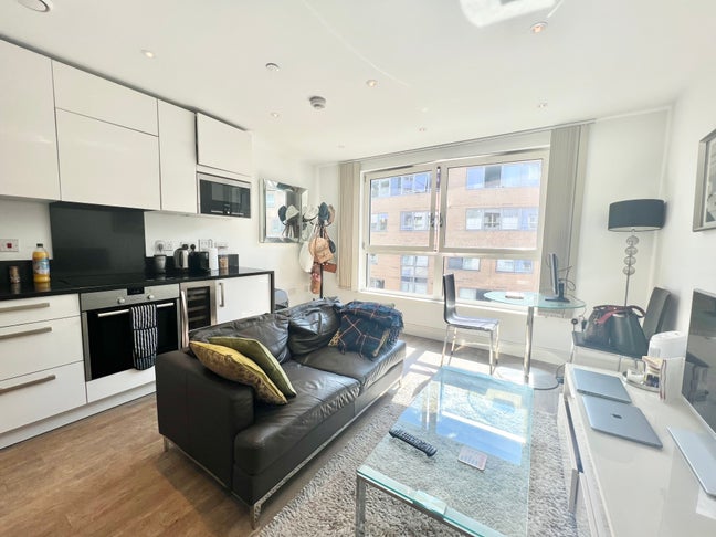 Executive studio suite in N7 Main Photo