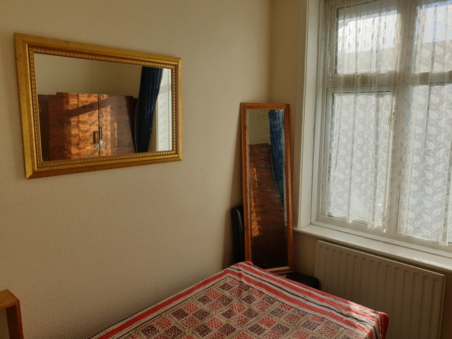 On Devizes Rd; R1/R10 to centre 10 mins; Parking Main Photo