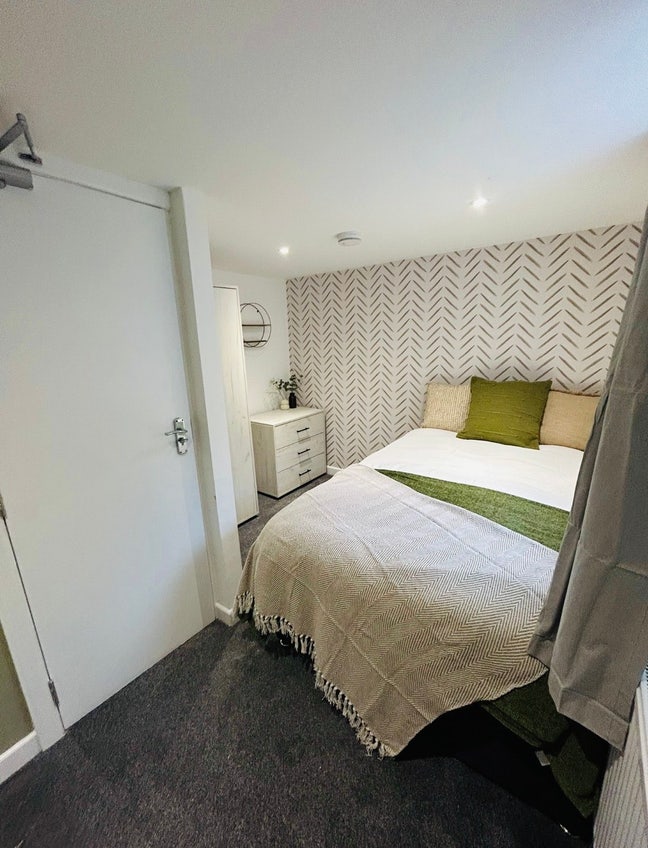 Modern room in perfect location! Not to missed!!!  Main Photo