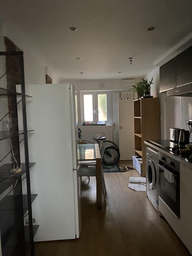 1 small double flat (no need to share) Main Photo