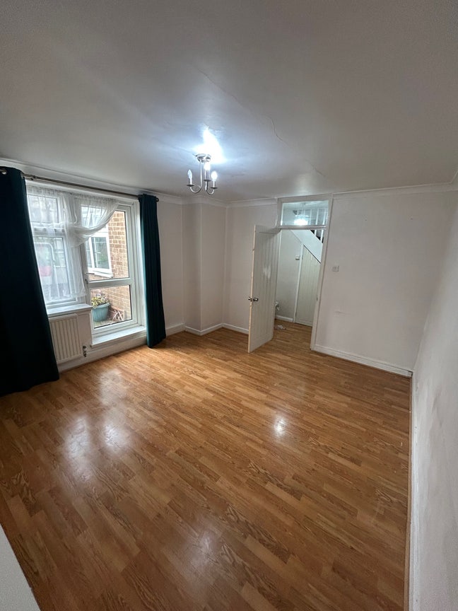 5 min walk from Crossharbour Station! Main Photo