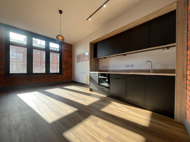 🧡 Charming 1-Bed Apartment | Central Leigh Main Photo