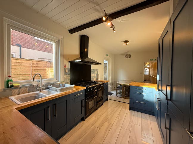 Stunning King Room NR1 with Parking NR1 (13W-JG) Main Photo