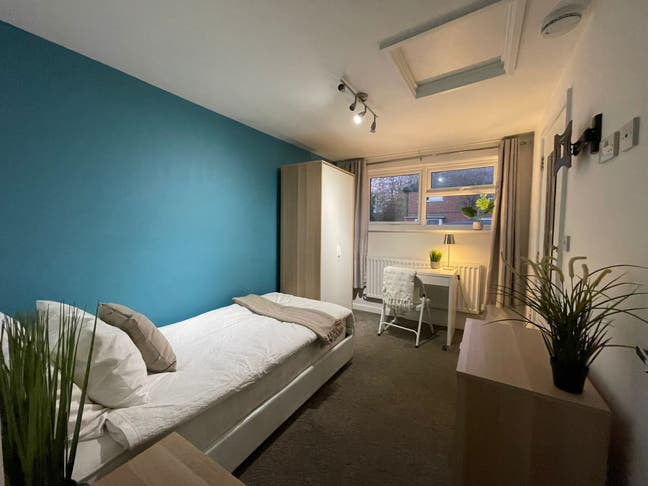 En-Suite Bedroom NR5 with Parking (1R-J) Main Photo