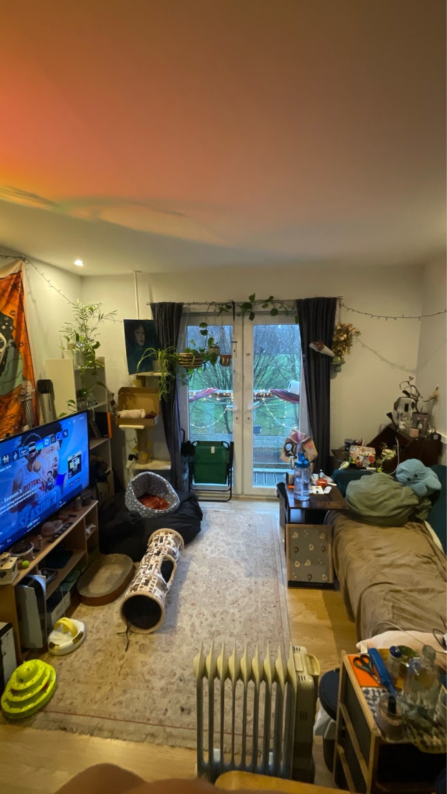 Bright Double Bedroom + small balcony + parking Main Photo