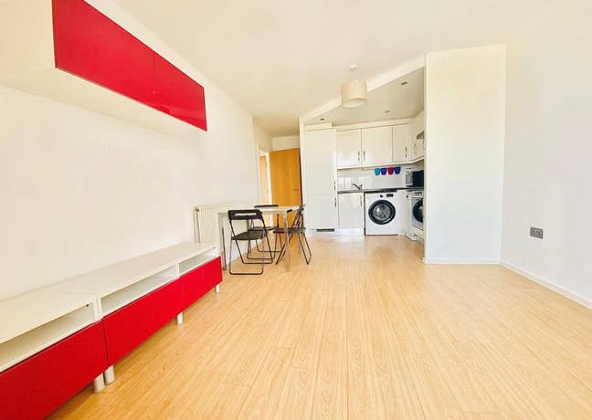 Bright modern room in a well-connected Flat Main Photo