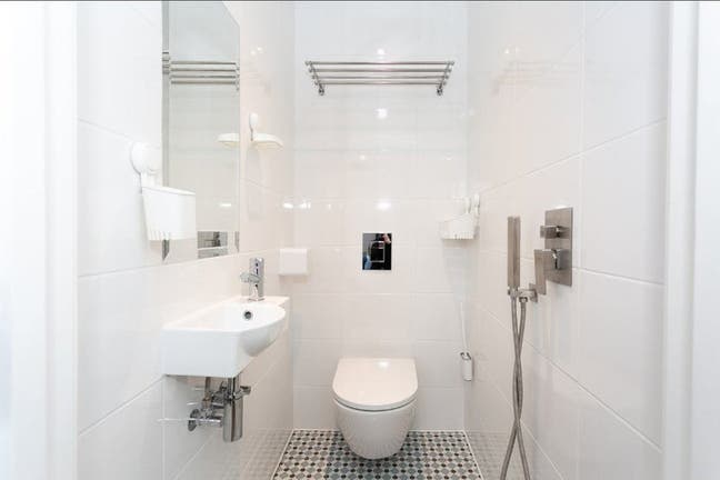 Private Designer Ensuite Bathroom Main Photo