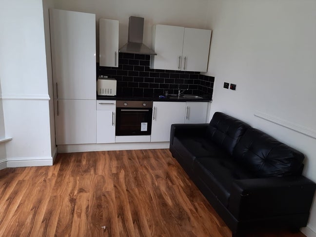 Modern Ground Floor Apartment Available Main Photo