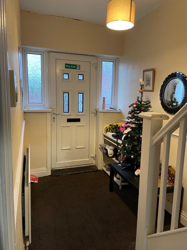 Tenancy Takeover - 2 rooms available Main Photo