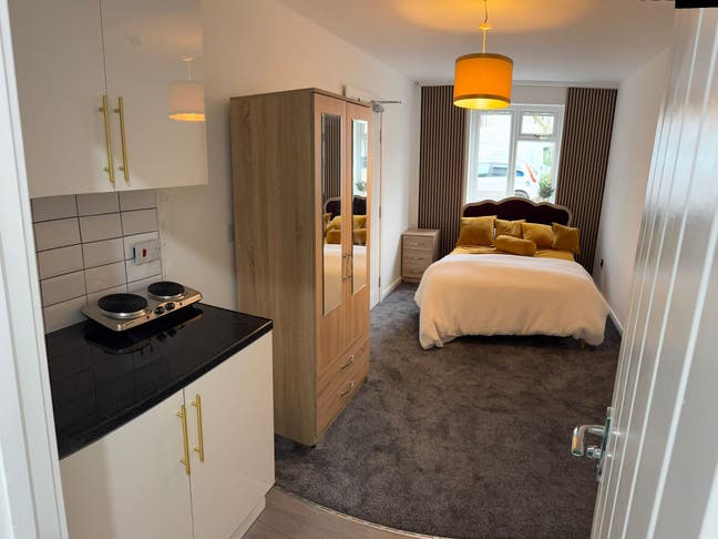 Studio with Kitchen - Close to train station Main Photo