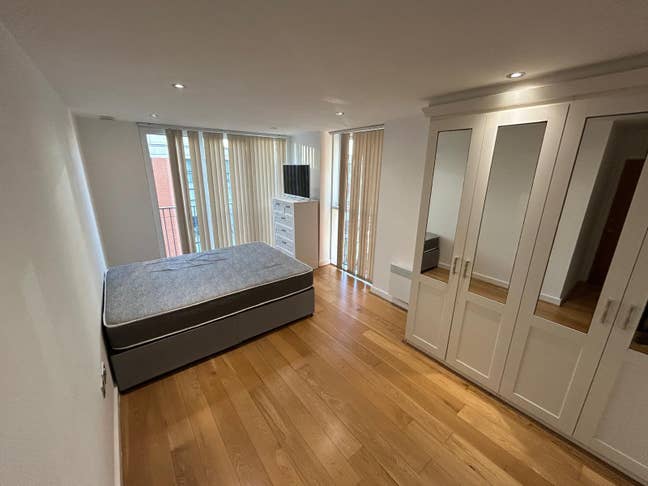 🚀rooms available | Custom House | riverside side Main Photo