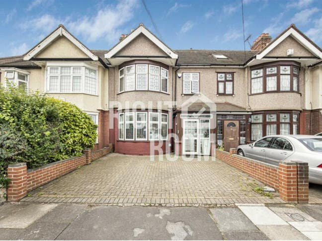 Modern 2-Bed Flat Near Barkingside Station Main Photo