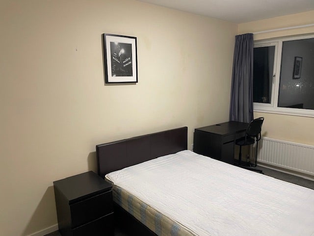 Large double room in Hayes Main Photo