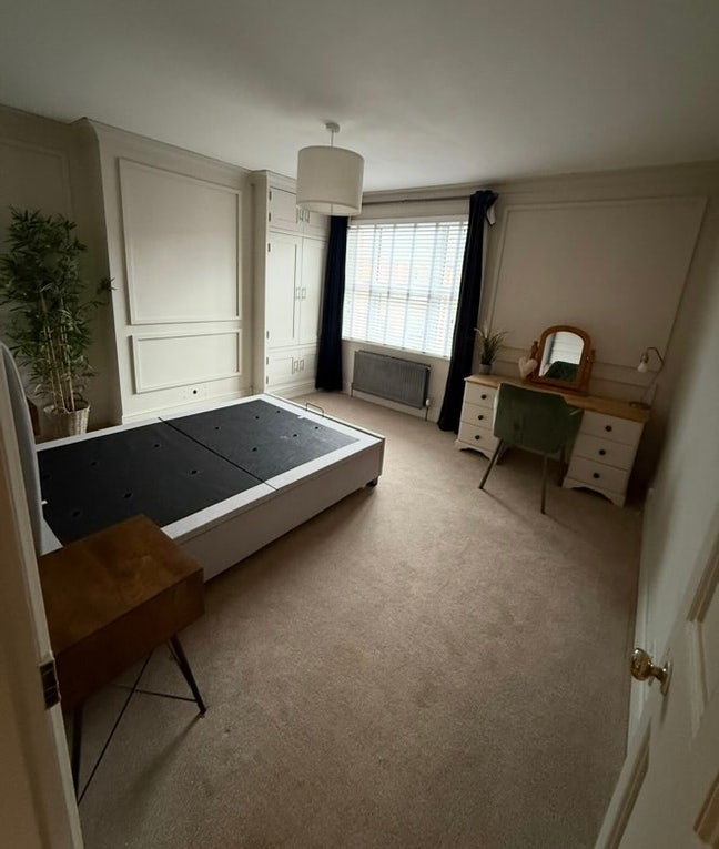 Large new refurbished double bedroom on own floor Main Photo