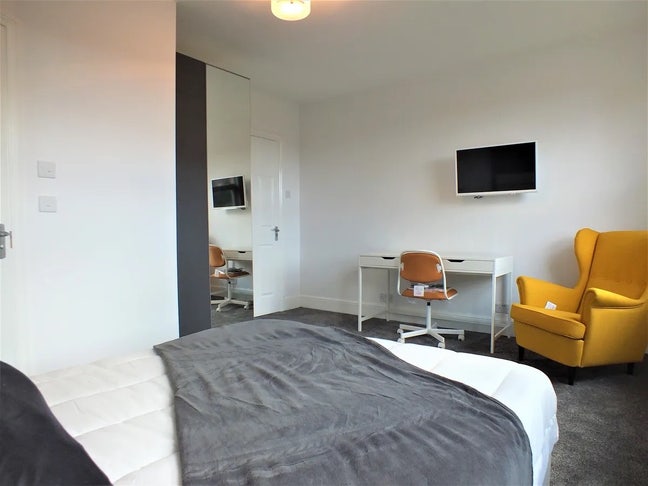 Decent Double room available- Great location Main Photo