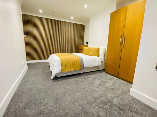 Double Room with off Road Parking Main Photo