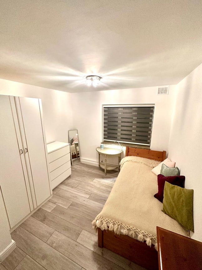 Double Room – 5-min Walk to Enfield Town Station Main Photo