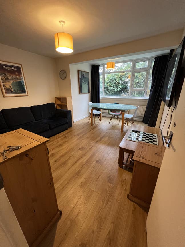 Two bedroom flat in Southfields Main Photo