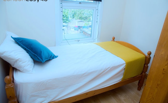 Spacious double room in N17 (72 st Margaret) Main Photo