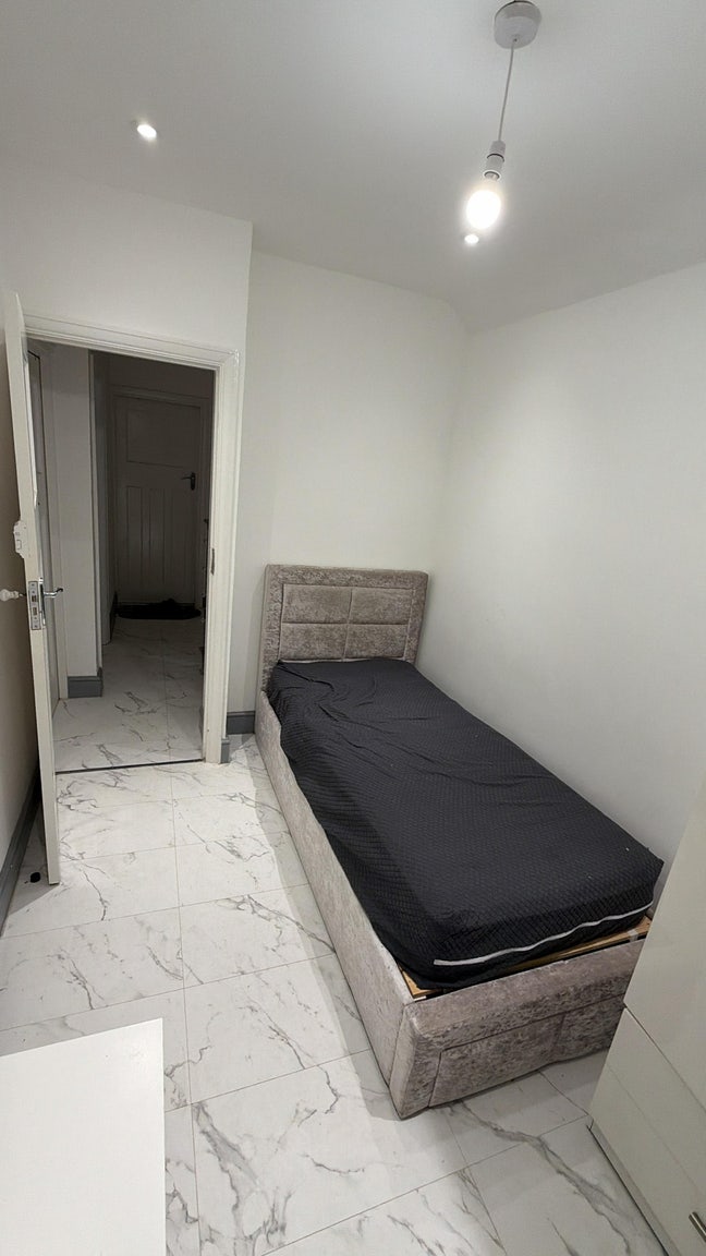 One box room available for rent Main Photo