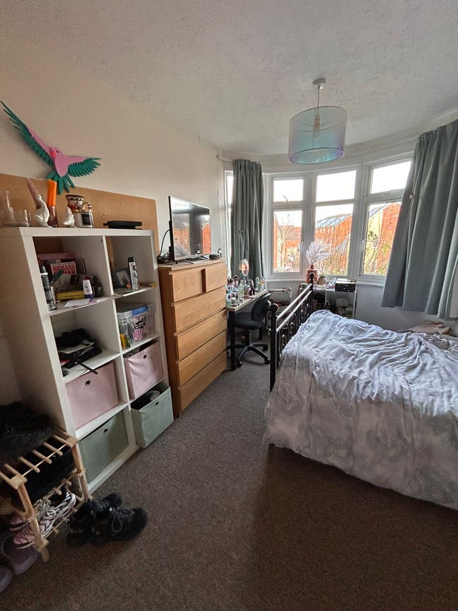 Two Rooms Available in a Friendly Fishponds House  Main Photo