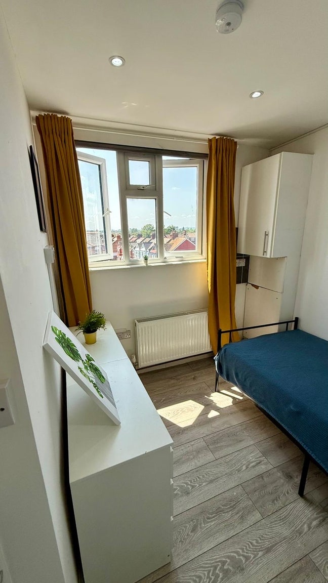 Kilburn-Cheap Single Available-Close to Shop&Trans Main Photo