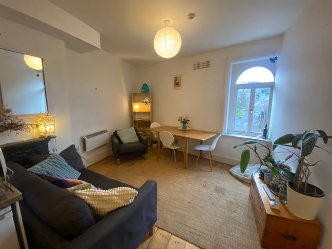 Double bedroom in charming 3 bed flat-Stokes Croft Main Photo