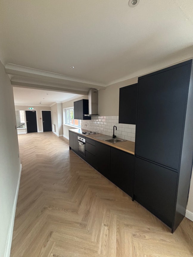 7 bed, 6 bath newly refurbished property  Main Photo