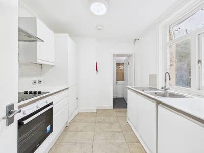 Prime Location BN1 Rooms Near Hospitals & Beach Main Photo